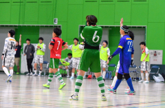 【ソルプレーサ十勝―ＬＥＶＯ北海道】試合が終わり、ユニホームで顔を拭うソルプレーサ十勝の小原風輝