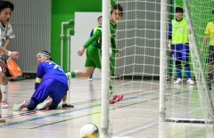 【ソルプレーサ十勝―ＬＥＶＯ北海道】ソルプレーサ十勝（緑ユニホーム）は後半も果敢にゴールに迫るが、１点が遠かった