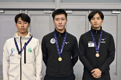 男子１０００メートルの表彰式。左から２位の宮坂大地、１位の三井晃太、３位の椿尚大