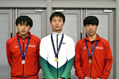 男子３０００メートルの表彰式。左から２位の坂野誠道、１位の出町拓人、３位の平子諒一
