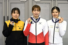女子１５００メートルの表彰式。左から２位の小坂凛、１位の小野寺優奈、３位の高橋侑花