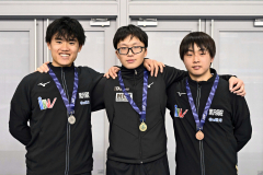 男子マススタートの表彰式。左から２位の市場椋也、１位の菊池仁貴、３位の小坂陽汰