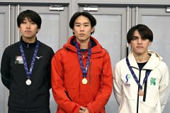 男子５００メートルの表彰式。左から２位の山本悠乃、１位の阿部心哉、３位の軍司一冴