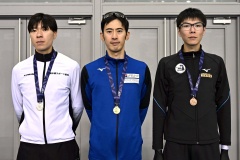 男子５０００メートルの表彰式。左から２位の小川拓朗、１位の土屋良輔、３位の菊池健太
