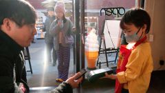 「ここに（スマホを）当ててください」とキャッシュレス決済を説明