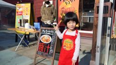 「いらっしゃいませ」と元気よくお客さんを迎えた園児