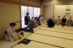 秋の風情あふれる茶会を楽しむ参加者