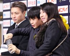 フリーの演技を終え、結果を待つ松本悠輝（中央、大賀章好撮影）