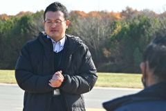 「ＨＯＳＰＯ」で、大樹町の宇宙の歴史や将来像などについて来町者に説明する大門さん