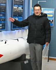 「ＳＯＲＡ」で来場者に大樹町の宇宙の歴史や将来像を説明する大門さん