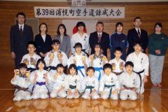 大会に参加した選手と関係者