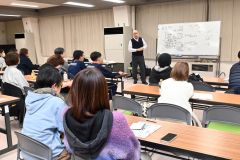 昔と今の中学生約60人が出席した堀先生の理科授業2限目