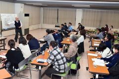 昔と今の中学生約60人が出席した堀先生の理科授業2限目