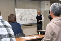 昔と今の中学生約60人が出席した堀先生の理科授業2限目