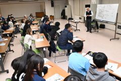 昔と今の中学生約60人が出席した堀先生の理科授業2限目