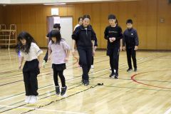 石沢さんの指導でダラートレーニングに励む団員