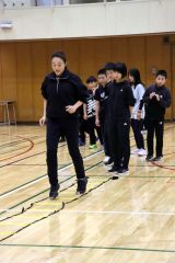 石沢さんの指導でダラートレーニングに励む団員