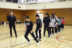 石沢さんの指導でダラートレーニングに励む団員