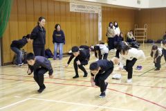 石沢さんの指導でフォームの確認をする団員