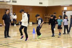 石沢さんの指導でダラートレーニングに励む団員