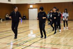 石沢さんの指導でダラートレーニングに励む団員