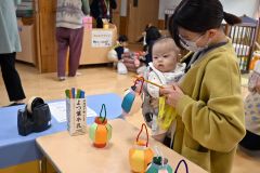 ミニ縁日でゲームなどを楽しんだ親子