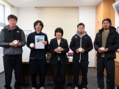 宝輪教育長（中央）にヨーグルトを手渡した森田部長（左から２人目）と青年部役員たち