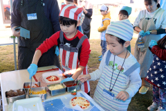 ピザ作りを楽しむ子どもたち