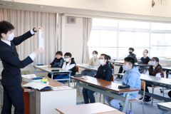 中学校での授業体験を通じて、中学生生活へのイメージを膨らませる子どもたち