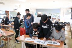 中学校での授業体験を通じて、中学生生活へのイメージを膨らませる子どもたち