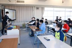 中学校での授業体験を通じて、中学生生活へのイメージを膨らませる子どもたち