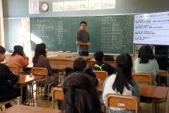 中学校での授業体験を通じて、中学生生活へのイメージを膨らませる子どもたち