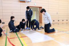 平井さんのアドバイスを受けながら熱気球作りに挑戦する児童ら
