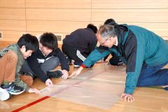 斎藤准教授からのアドバイスをを受けながら、熱気球作りに挑戦する児童ら