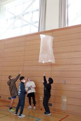 完成した熱気球を飛ばす児童たち