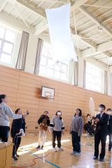 完成した熱気球を飛ばす児童たち