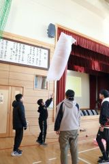 完成した熱気球を飛ばす児童たち