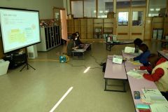 町保健師を講師にした出前講座で健診結果の見方などを学ぶ受講者ら