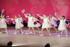 大勢の観客の前でダンスを披露した子どもたち