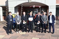 贈呈式に出席した菅原代表（左から３人目）、下堀校長（同４人目）、堀田専務（同５人目）、前田社長（右）ら