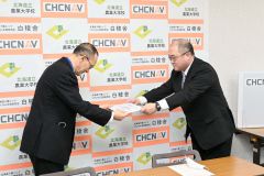 下堀校長に目録を手渡す菅原代表（右）