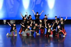 第１部のダンスでポーズを決める出演者