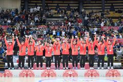 【決勝・日本―アメリカ】表彰台で優勝を喜ぶ日本代表の選手（塩原真撮影）