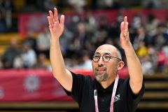【決勝・日本―アメリカ】観客に向かってサインエールを返す坂本さん（塩原真撮影）