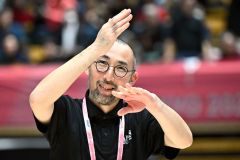 「ありがとう」。観客に向かって手話を送る坂本さん