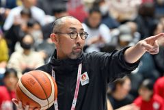 試合前の練習で指示を出す坂本さん（塩原真撮影）