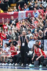 【決勝・日本―アメリカ】第4クオーター、接戦での得点に盛り上がる会場。中央はガッツポーズする坂本さん(塩原真撮影)