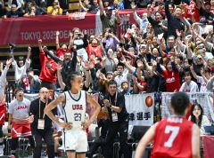 【決勝・日本―アメリカ】第4クオーター、接戦での得点に盛り上がる会場。手前左から2人目はガッツポーズする坂本さん(塩原真撮影)