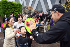 デフバスケＨＣの坂本さん家族、「金」たたえる