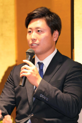 中日ドラゴンズとの仮契約を終え記者の質問に答える牧野憲伸＝新潟市内のホテル（大賀章好撮影）
